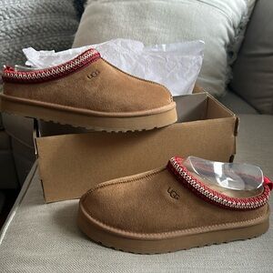 UGG Tazz New in Box Chestnut Brown, Youth size 6 (women’s 7.5)